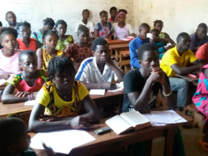 Reunião da juventude para estudo bíblico