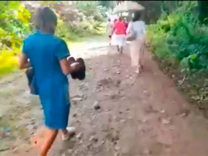Irmãos escalando uma montanha a pé para ir à igreja