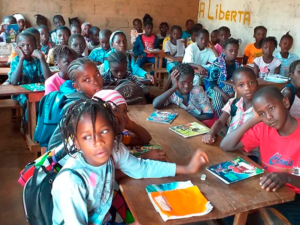 Alunos da escola REOBOTE