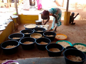 Almoço durante dia da criança africana