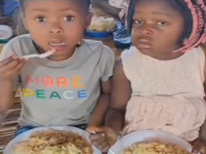 Crianças do projeto almoçando