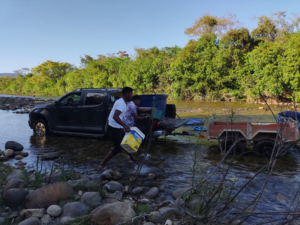 Missionário buscando água no rio para abastecer a aldeia (Goiás)