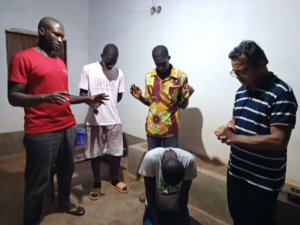 Oração pelo envio do jovem Sam para a JOCUM